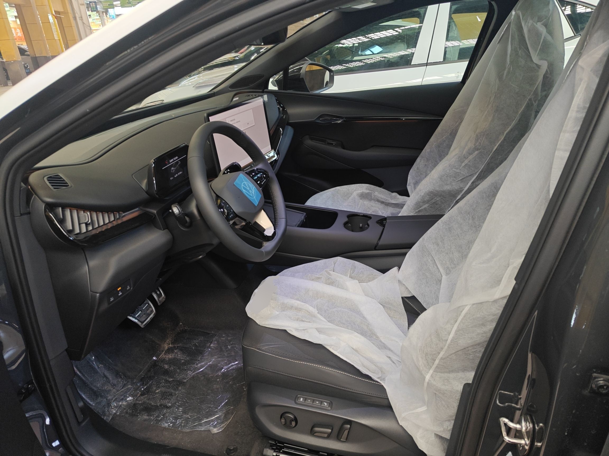 المقاعد الأمامية داخل السيارة