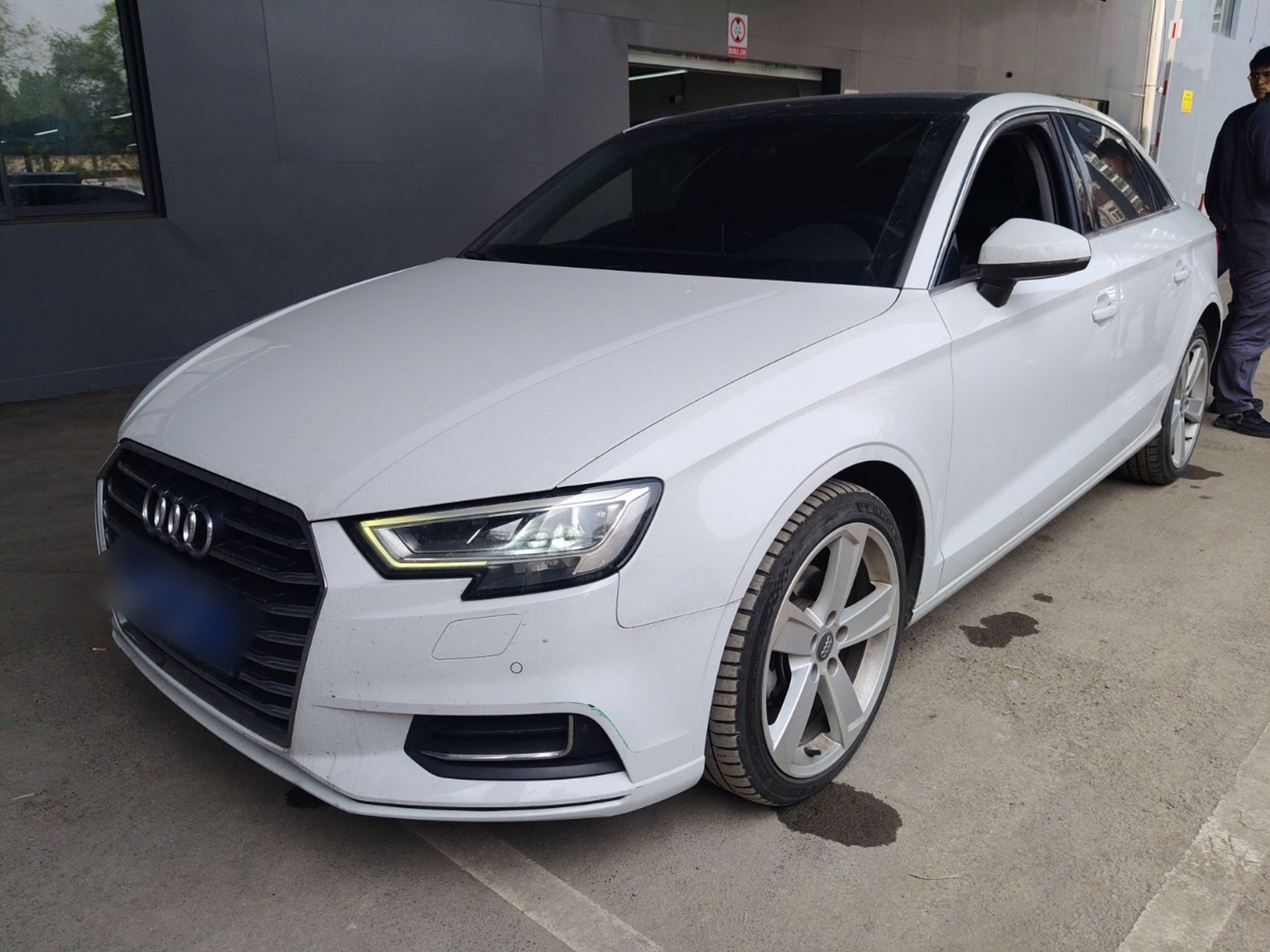 تحت مقدمة السيارة