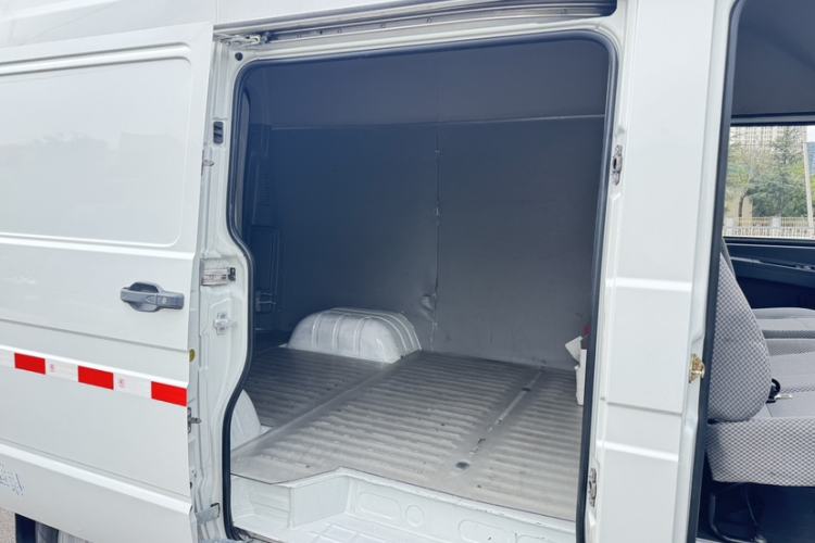 Used Iveco Daily 2017 2.8T V35 Box Truck 3 Seats 43S5