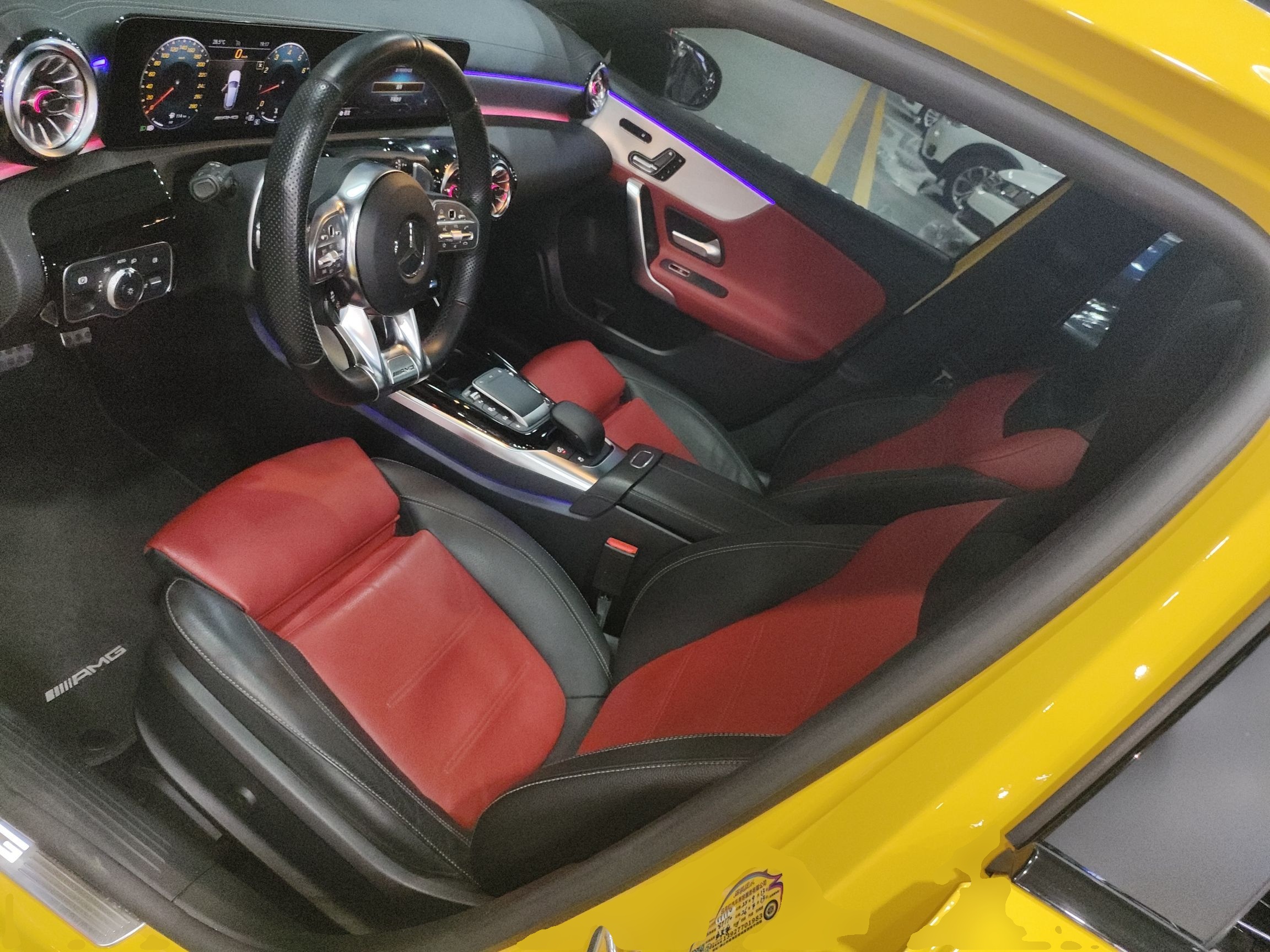 المقاعد الأمامية داخل السيارة