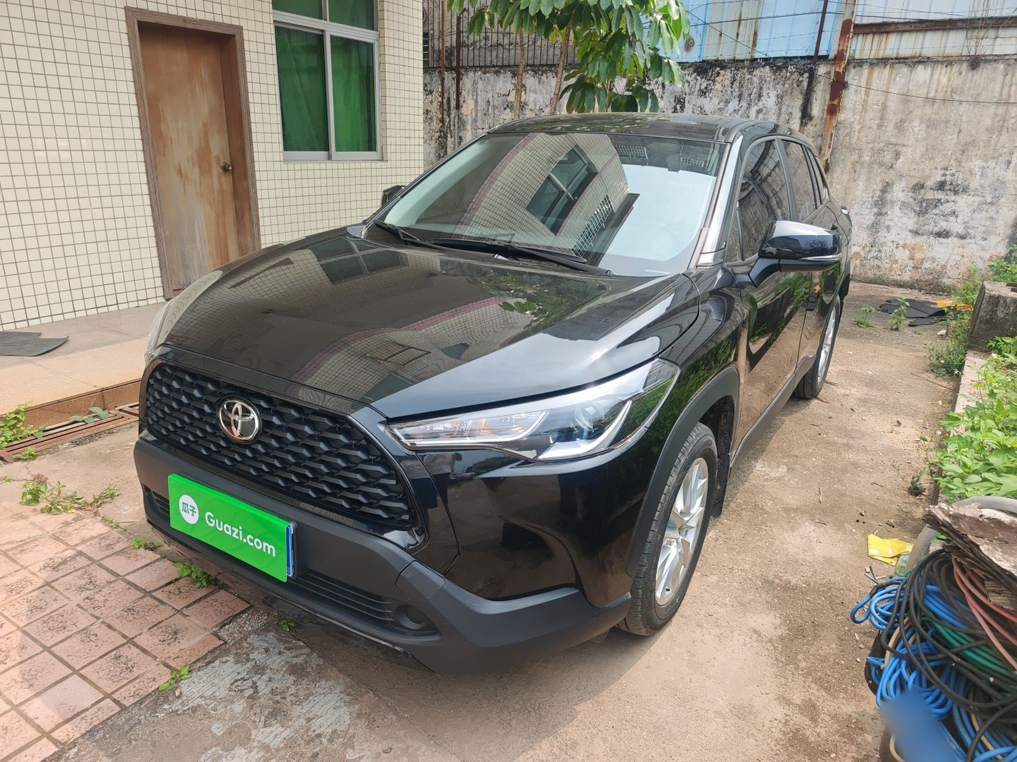 Под передней частью автомобиля