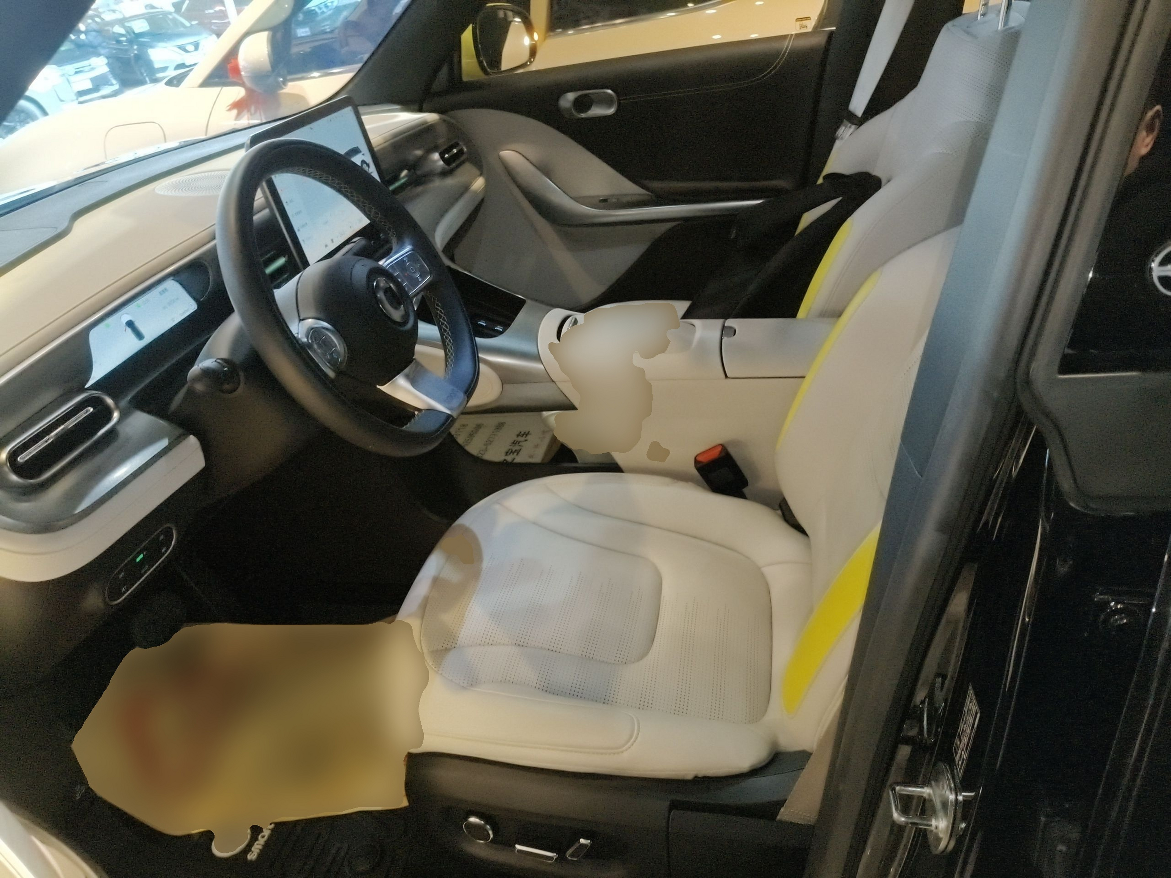 المقاعد الأمامية داخل السيارة