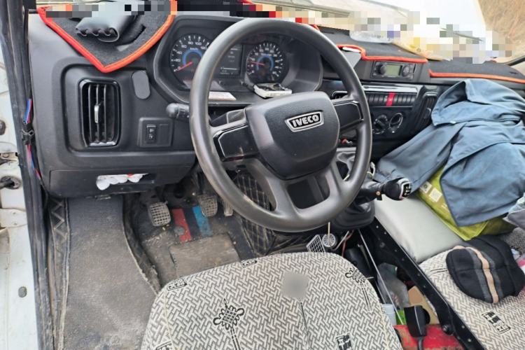 Used Iveco Daily 2023 2.5T V40 Van Long Wheelbase Mid-Roof Dual Tires Manual Doors 2-3 Seater
