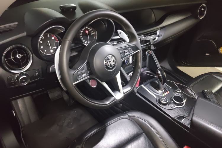 Used Alfa Romeo Stelvio 2017 2.0T 200HP Luxury Edition Steering Wheel