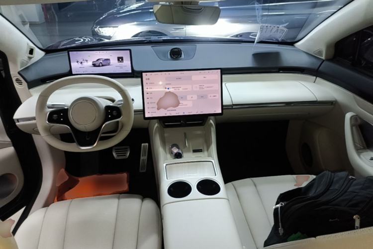 Used Hima Luxeed R7 2025 Range-Extended Version 251 km Max Center Console