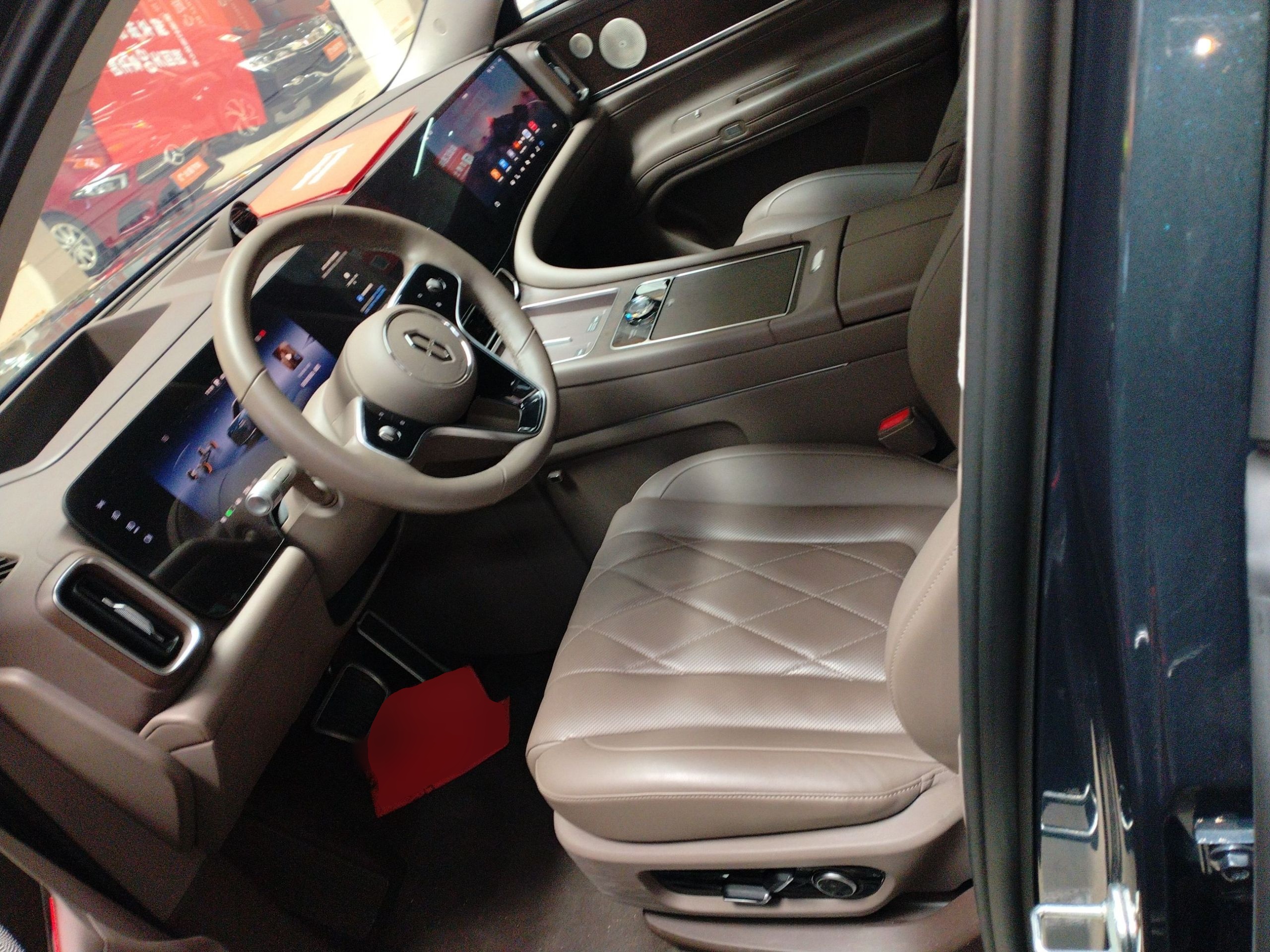 المقاعد الأمامية داخل السيارة