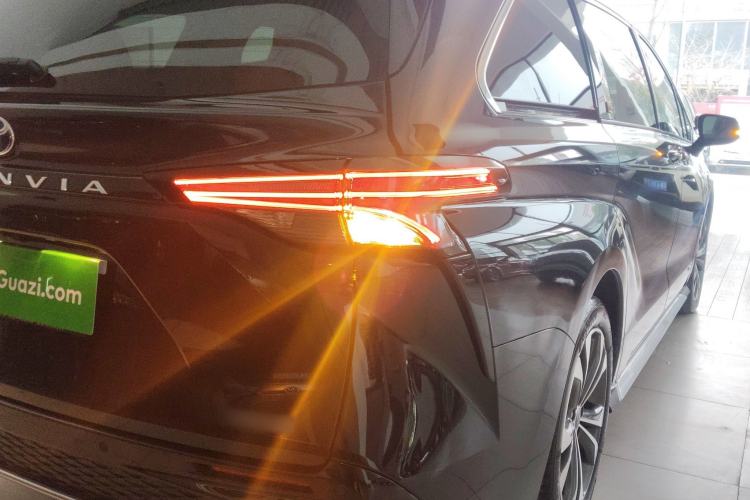 Used Toyota Granvia 2023 2.5L Hybrid Flagship VIP Edition