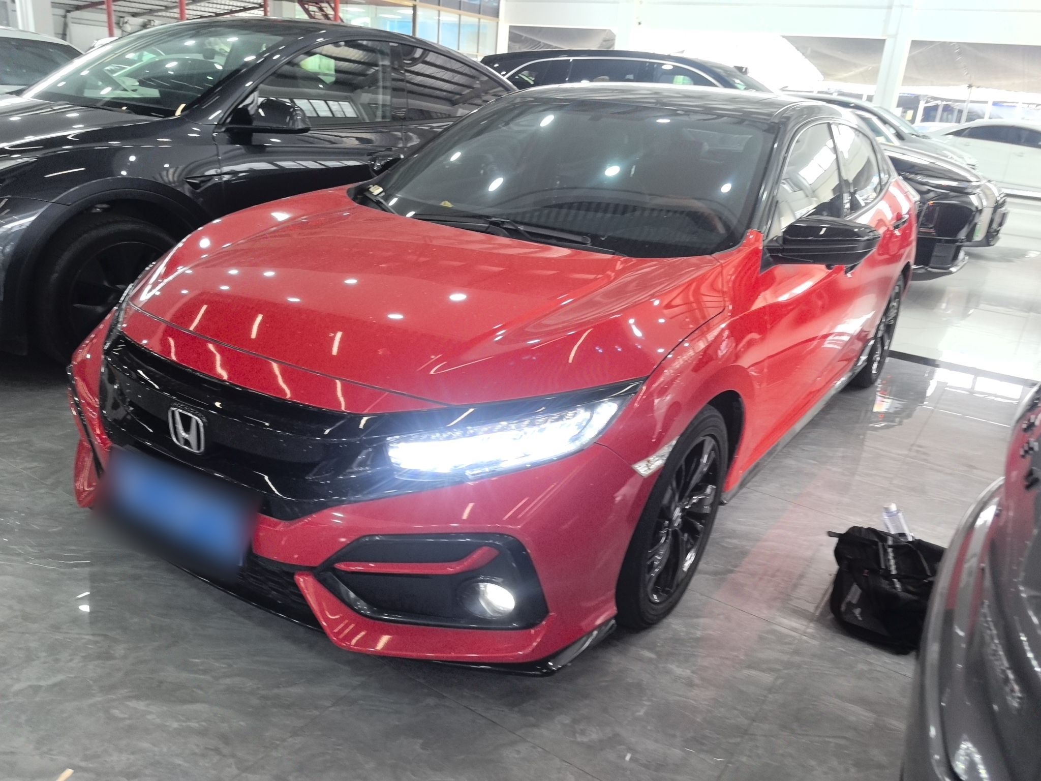 تحت مقدمة السيارة