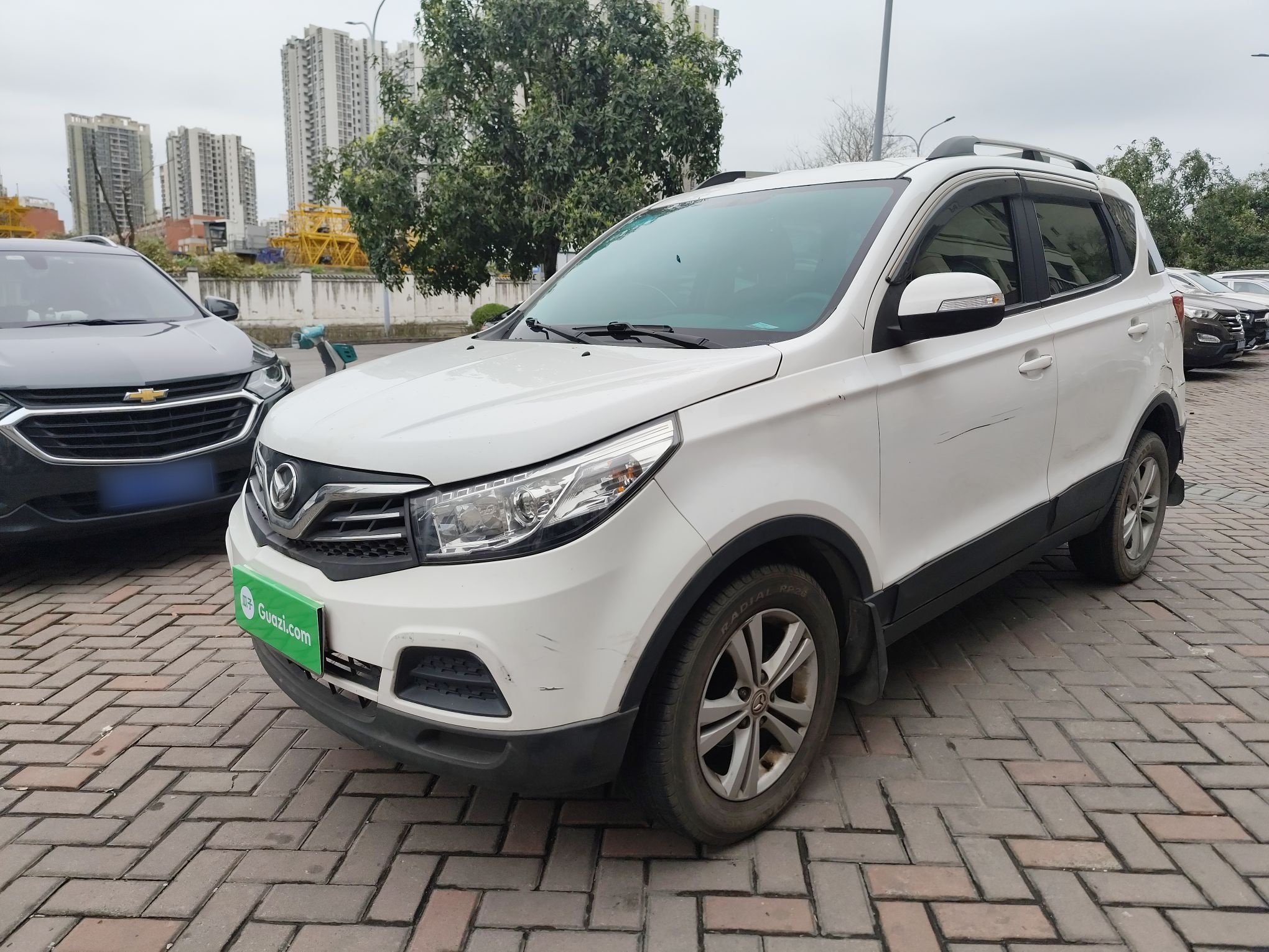 Под передней частью автомобиля