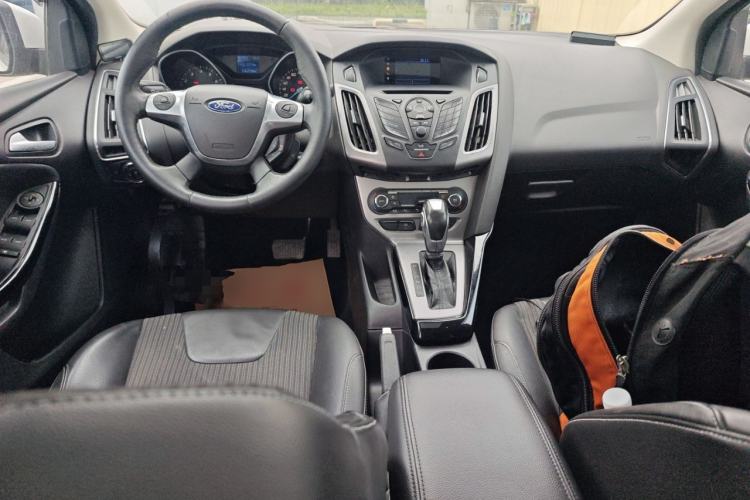 Used Ford Focus 2012 Sedan 1.6L Automatic Fashion Edition Center Console