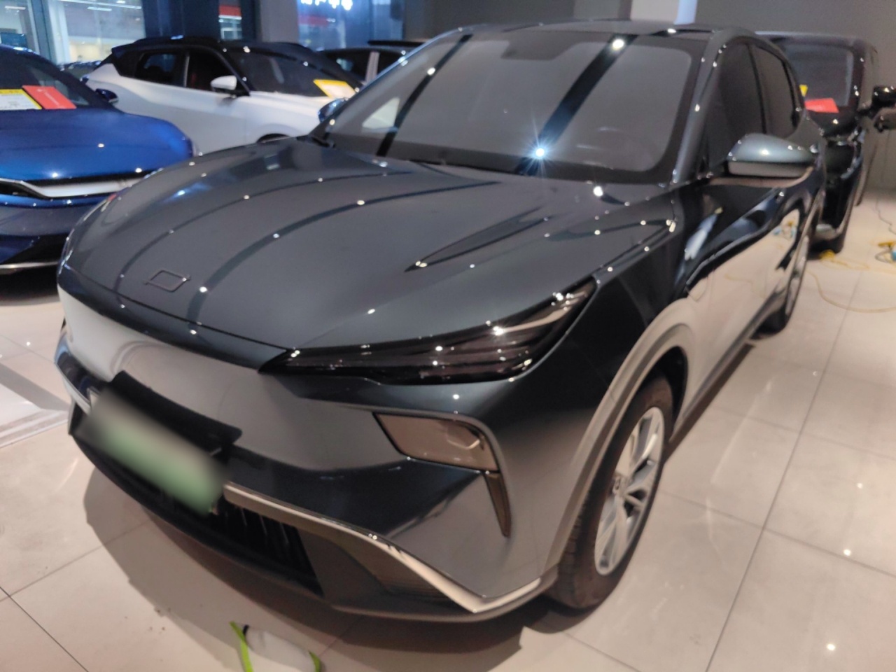 Под передней частью автомобиля