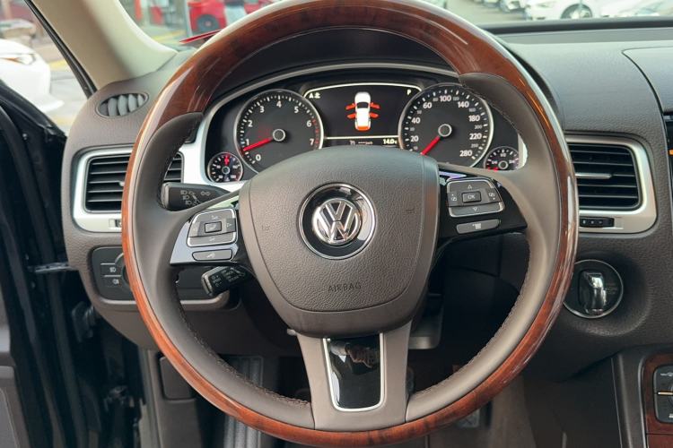Used Volkswagen Touareg 2011 3.0 TSI Comfort Version Steering Wheel