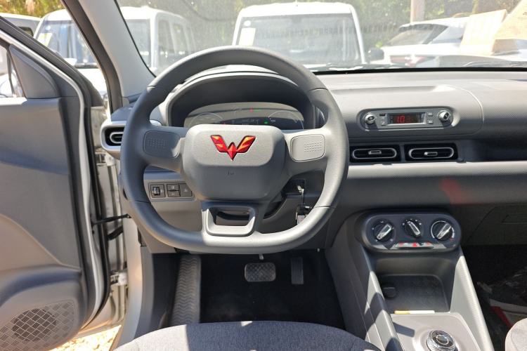 Used Wuling Hongguang New Energy 2025 Extended-Range Hybrid 50 km Utility Version
