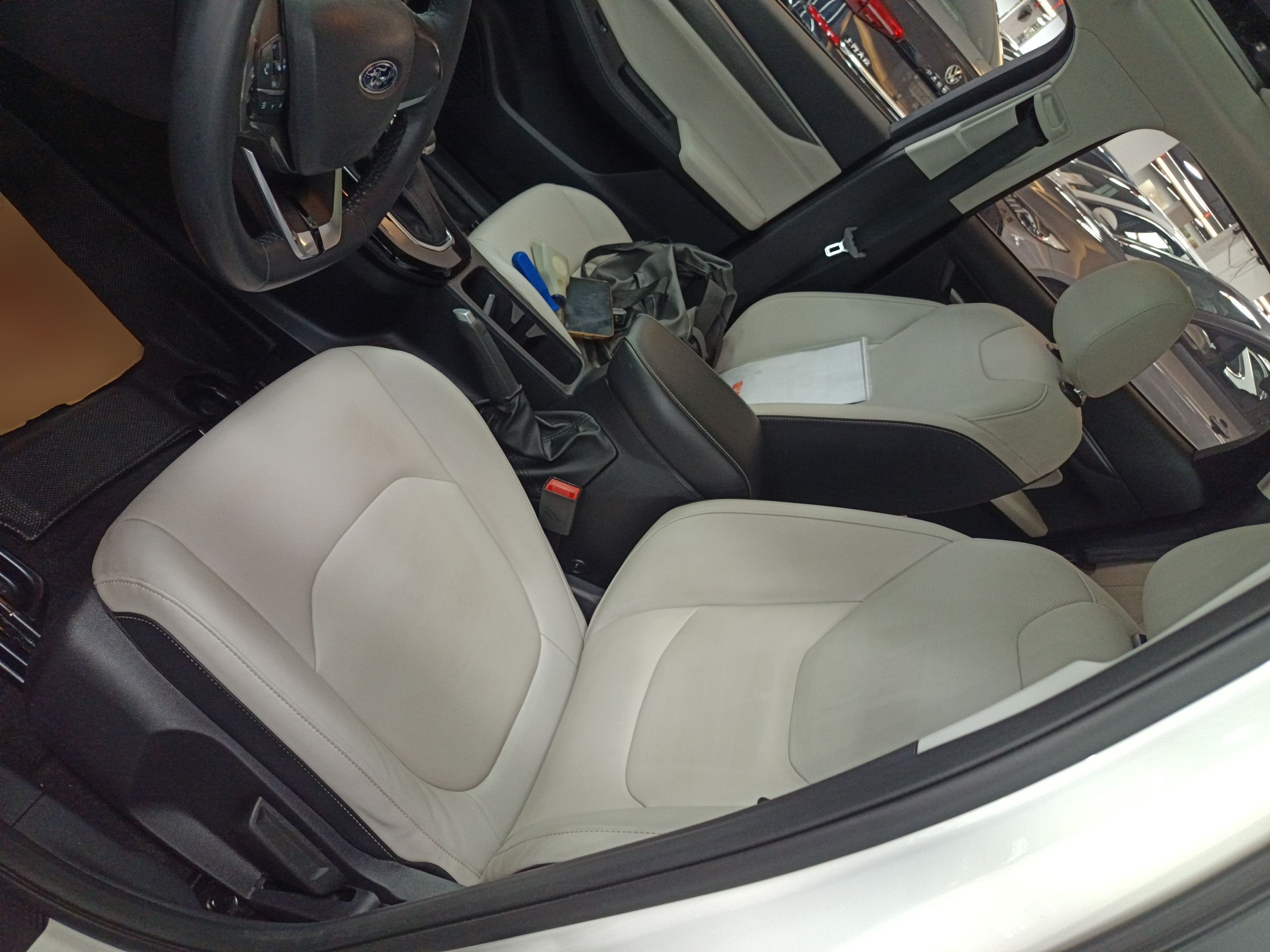 Переднее сиденье в автомобиле