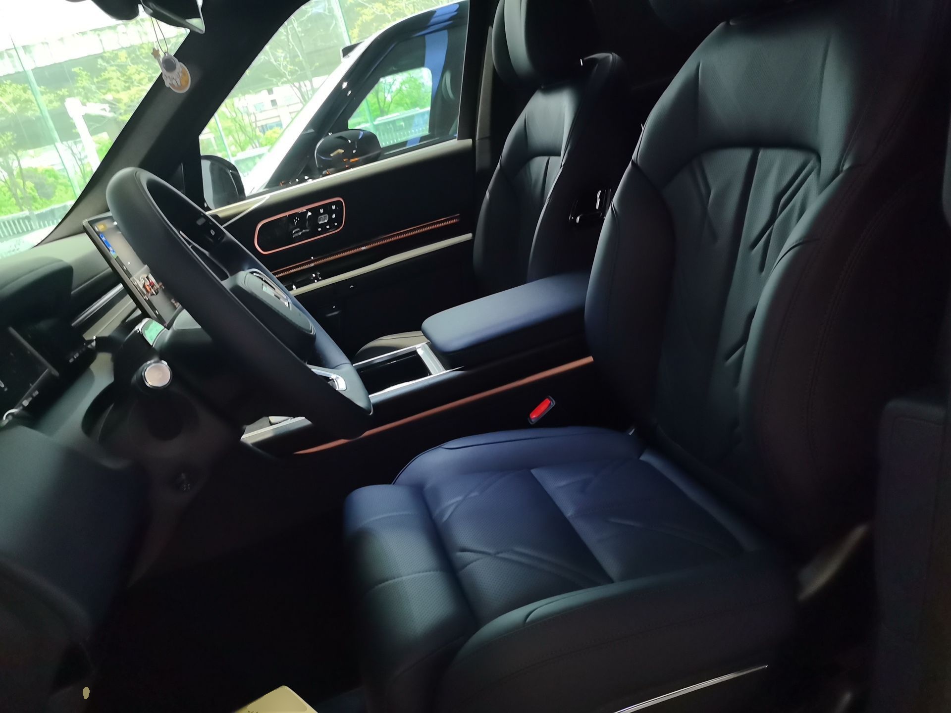 المقاعد الأمامية داخل السيارة