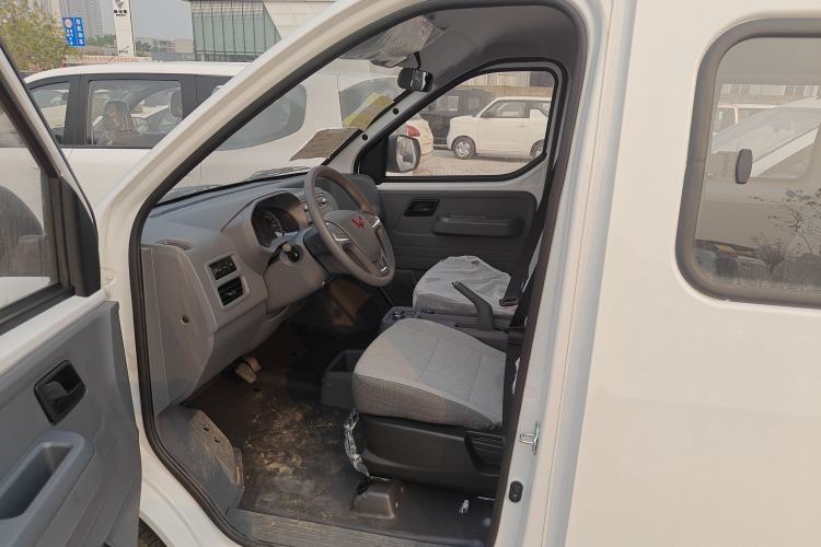 Used Wuling Yangguang 2024 300KM Comfort Version Passenger Van 75kW
