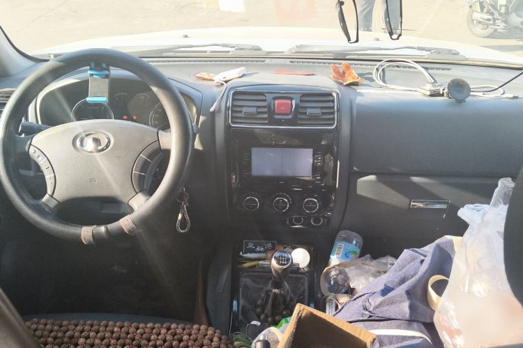 Used Great Wall Wingle 5 2013 2.0T European Version Two-Wheel Drive Elite Edition 6MT Big Double Cab GW4D20B Center Console