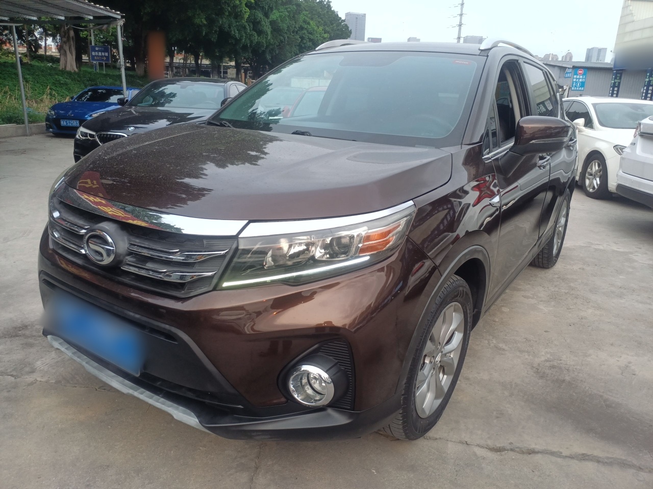 Под передней частью автомобиля