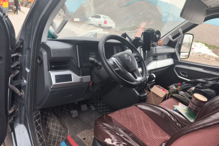 Used Dongfeng Yufeng 2023 V9+ 2.3T Manual Rear-Drive Dual Rear Tires Long Wheelbase High-Roof 3-Seater Cargo Van Steering Wheel