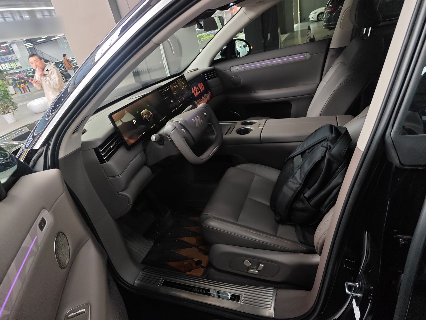 Переднее сиденье в автомобиле