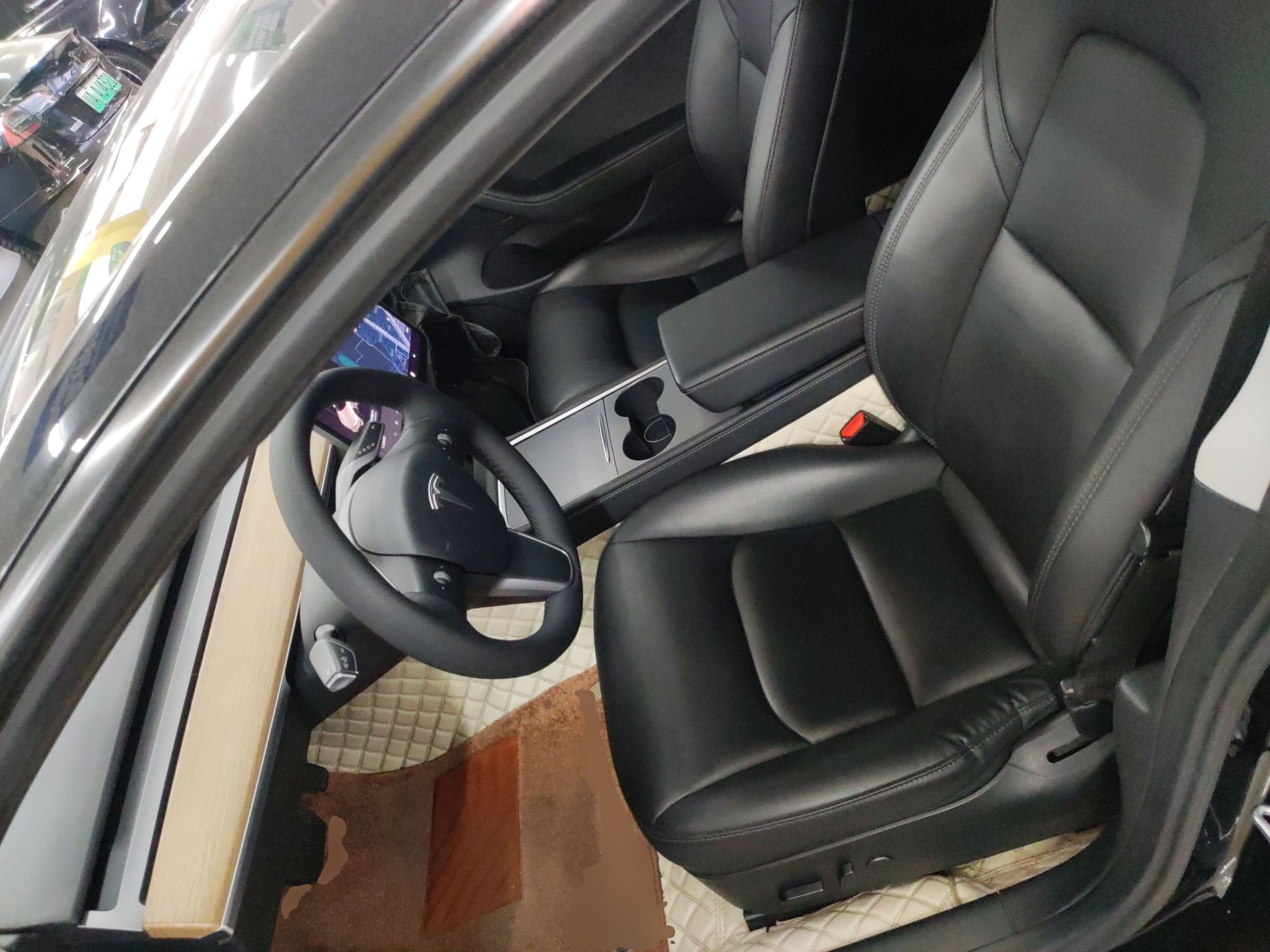 المقاعد الأمامية داخل السيارة