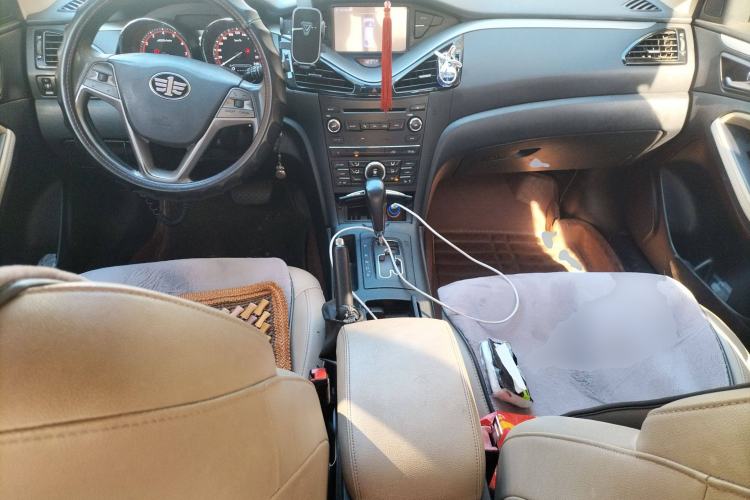 Used Bestune B70 2014 2.0L automatic luxury version Center Console