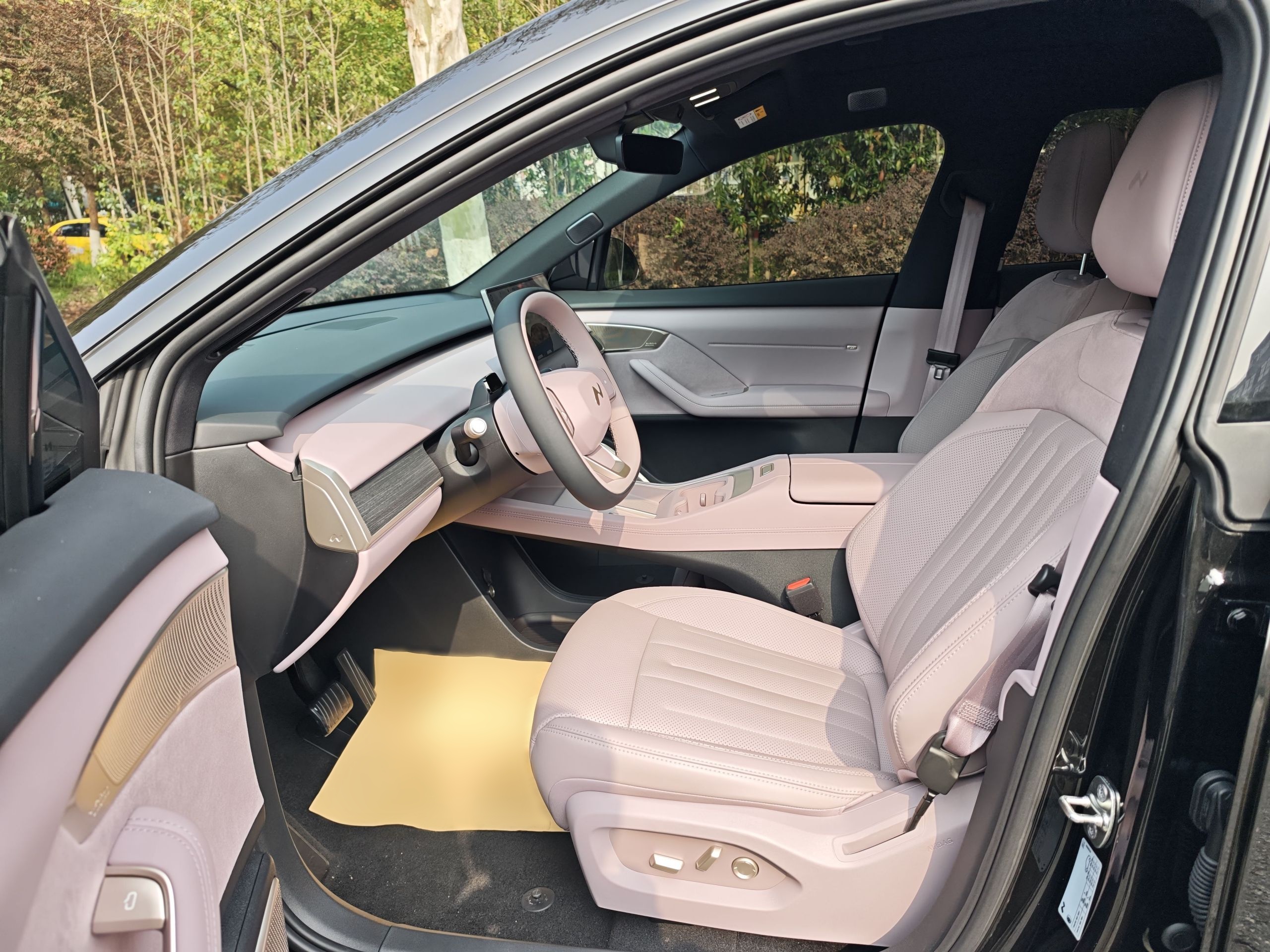 المقاعد الأمامية داخل السيارة