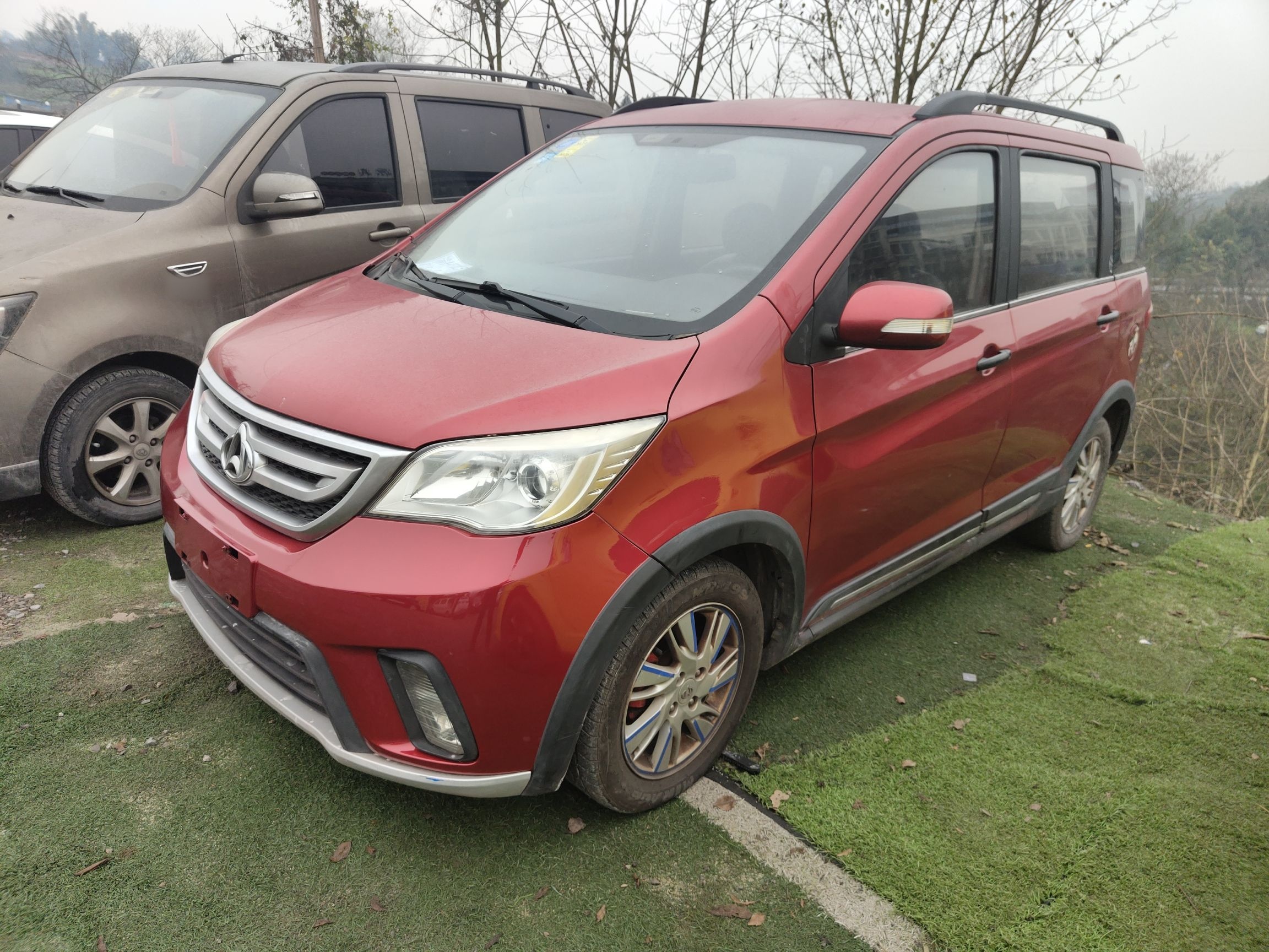 Под передней частью автомобиля