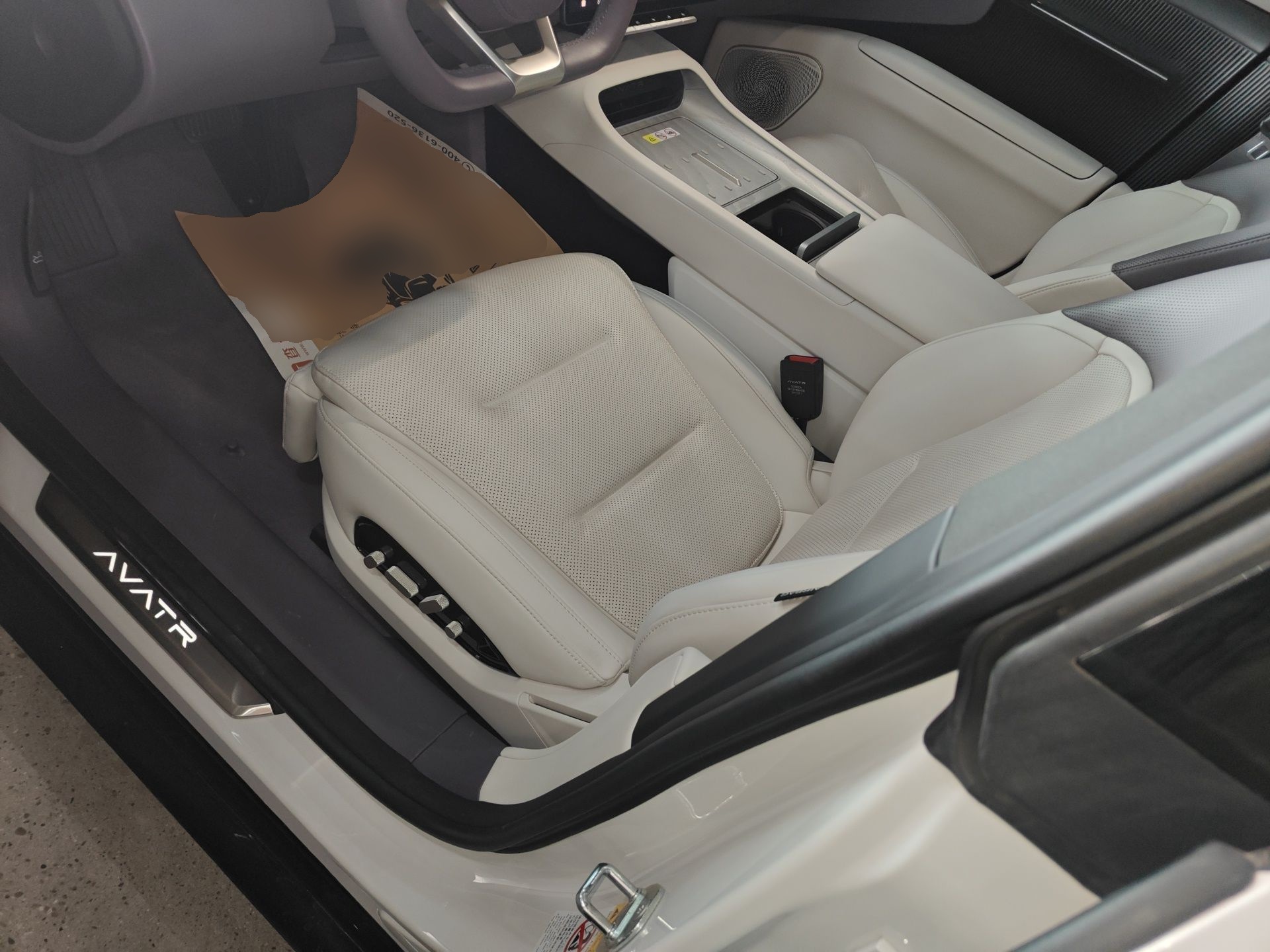 Переднее сиденье в автомобиле