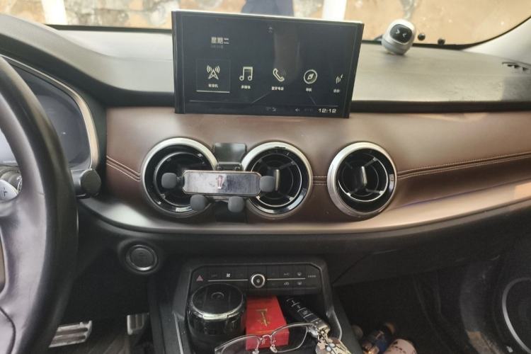 Used Wey VV6 2018 2.0T Two-Wheel-Drive Ultra-Luxury Version China V Standard Interior 4