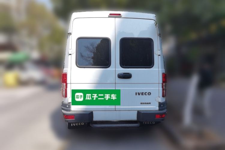 Used Iveco Daily 2017 2.5T A35 Passenger Van 5-7 Seats Model 47Z5
