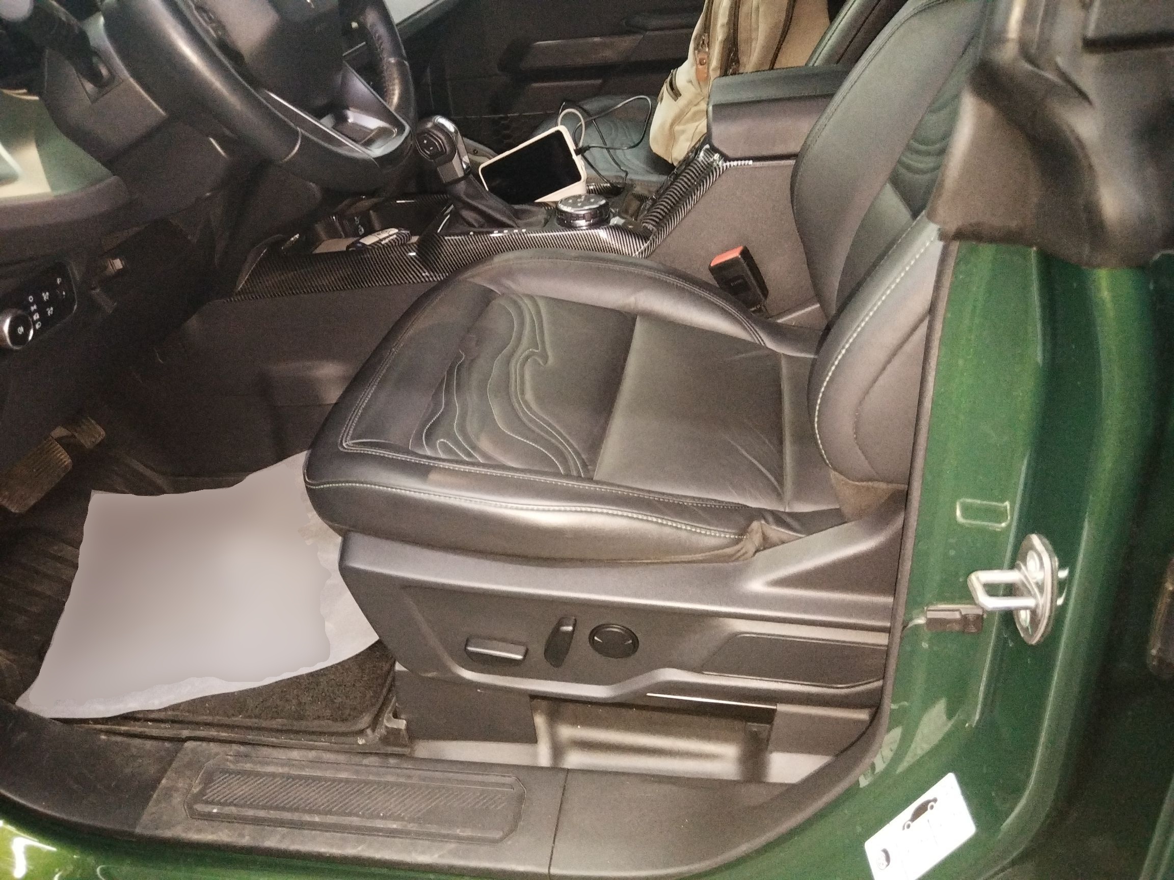 المقاعد الأمامية داخل السيارة