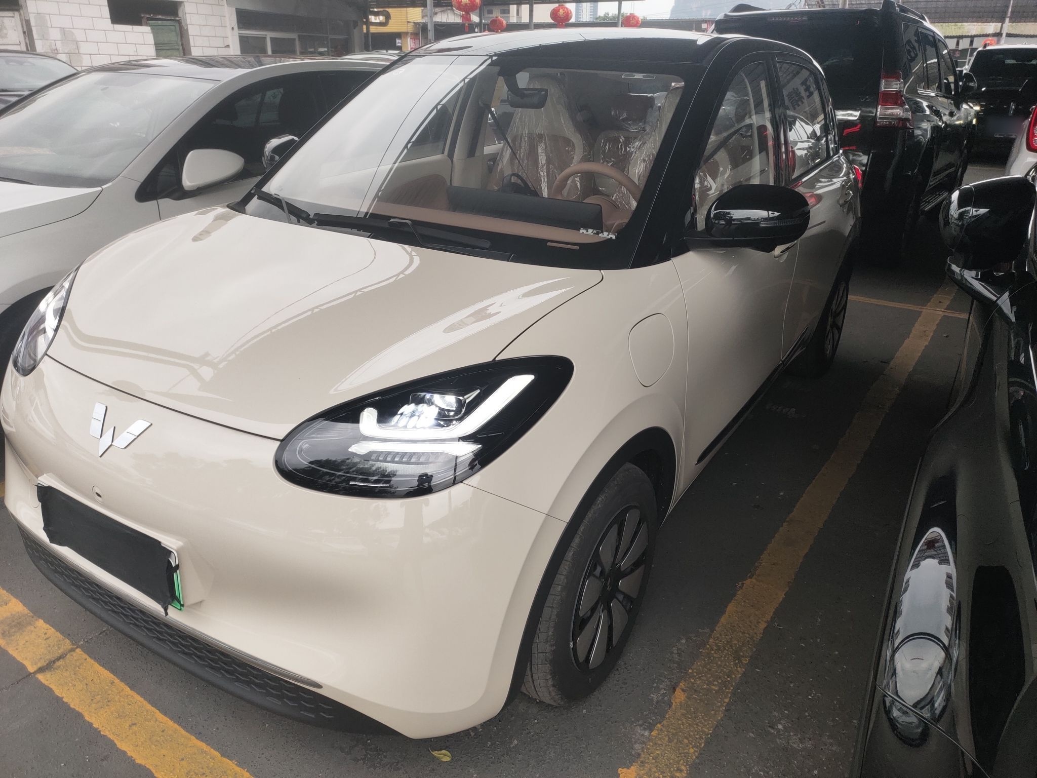 Под передней частью автомобиля