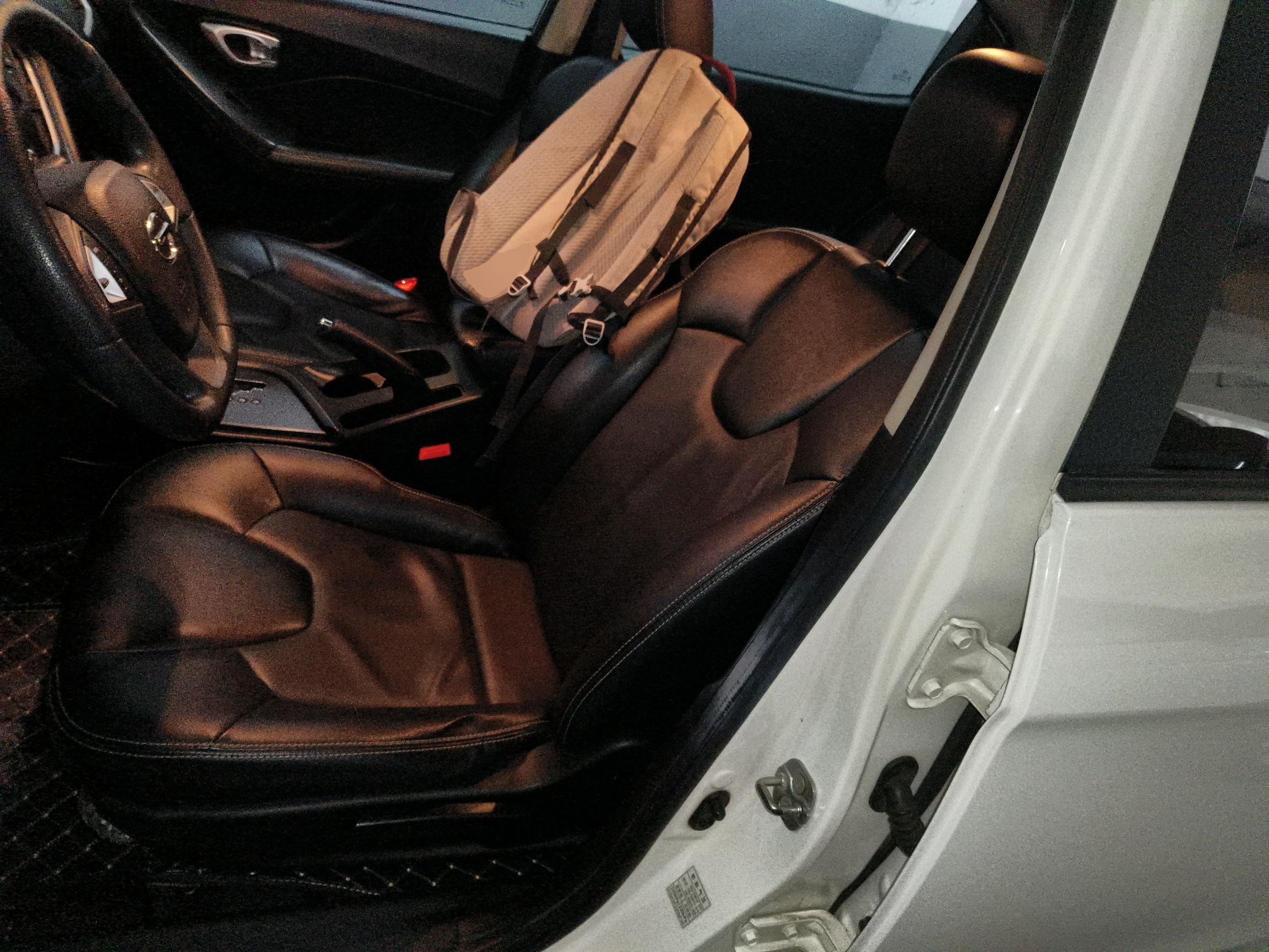 المقاعد الأمامية داخل السيارة