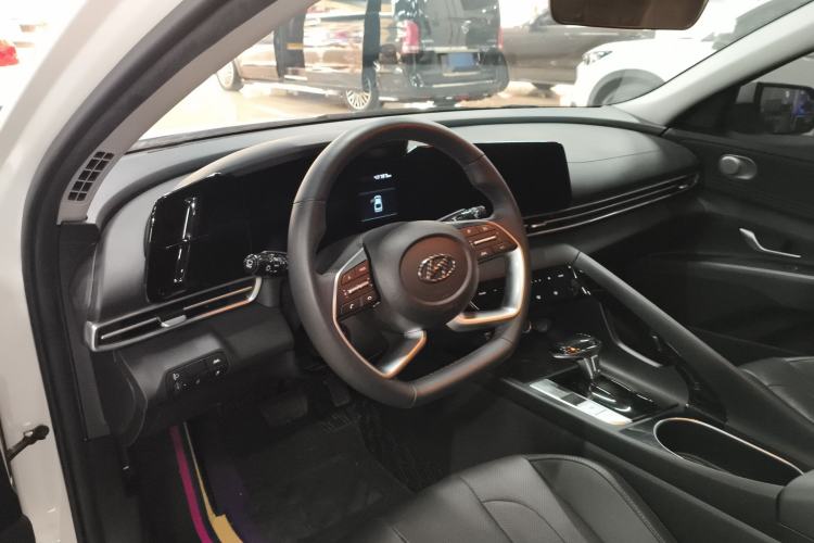 Used Hyundai Elantra 2022 1.5L CVT LUX Prestige Edition Center Console