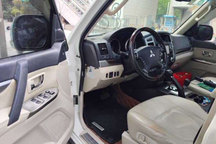 Used Mitsubishi Pajero  Driver Seat