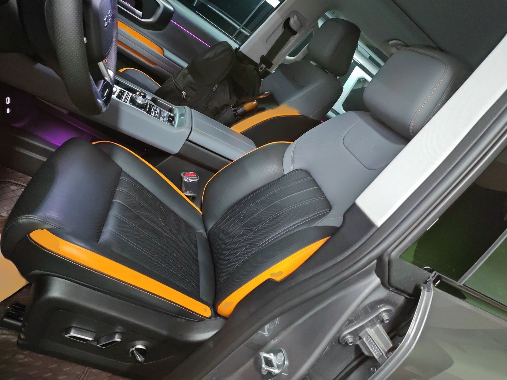 Переднее сиденье в автомобиле