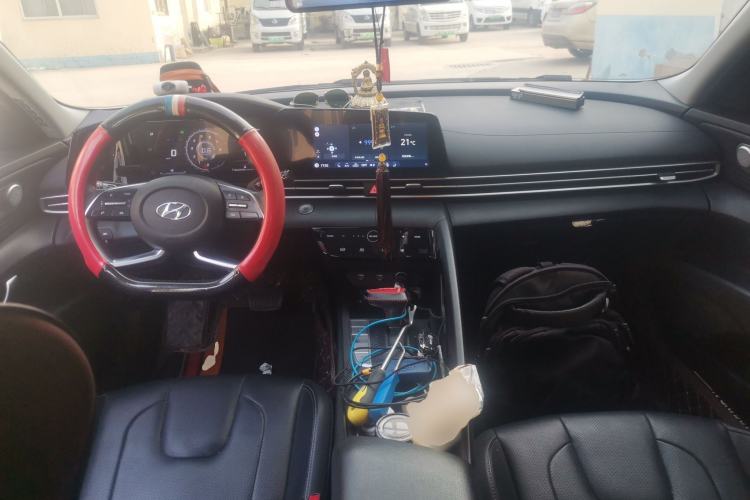 Used Hyundai Elantra 2022 1.5L CVT LUX Prestige Edition Center Console