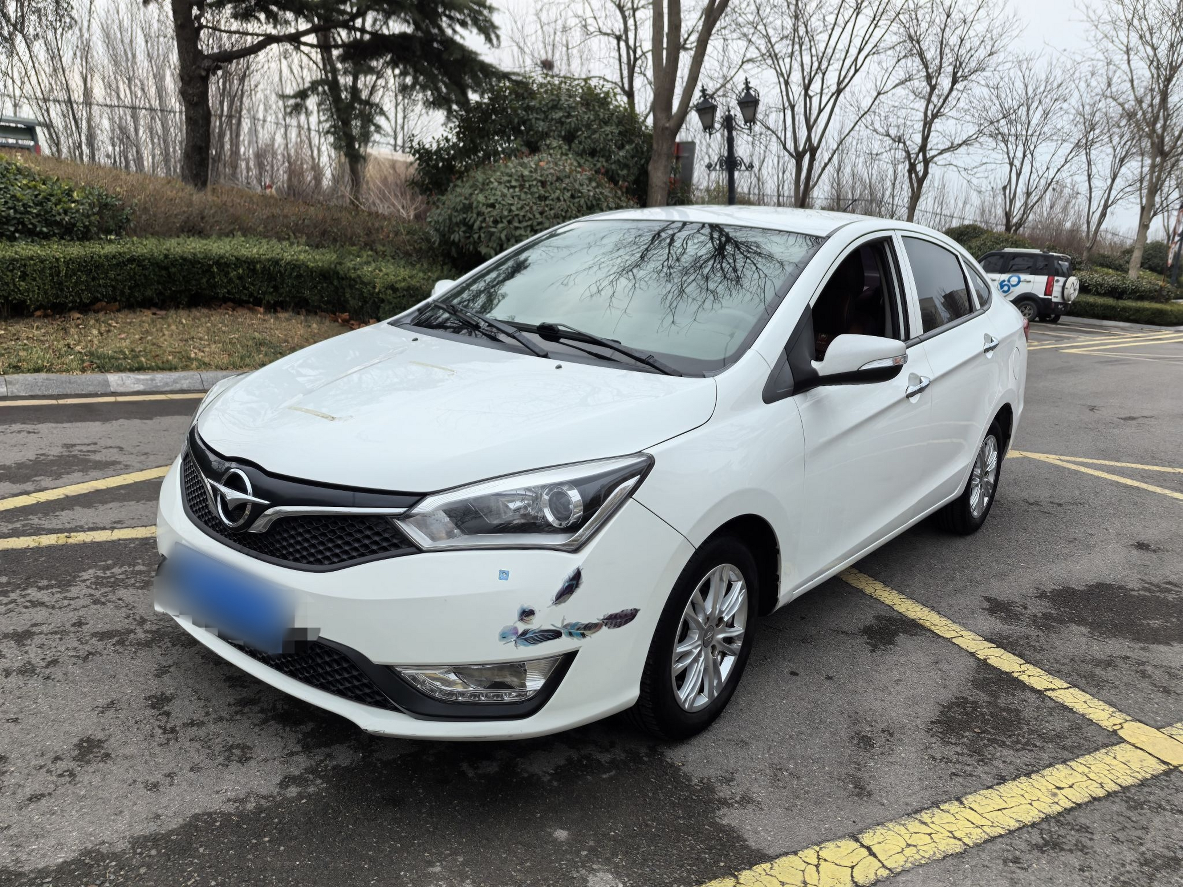 Под передней частью автомобиля
