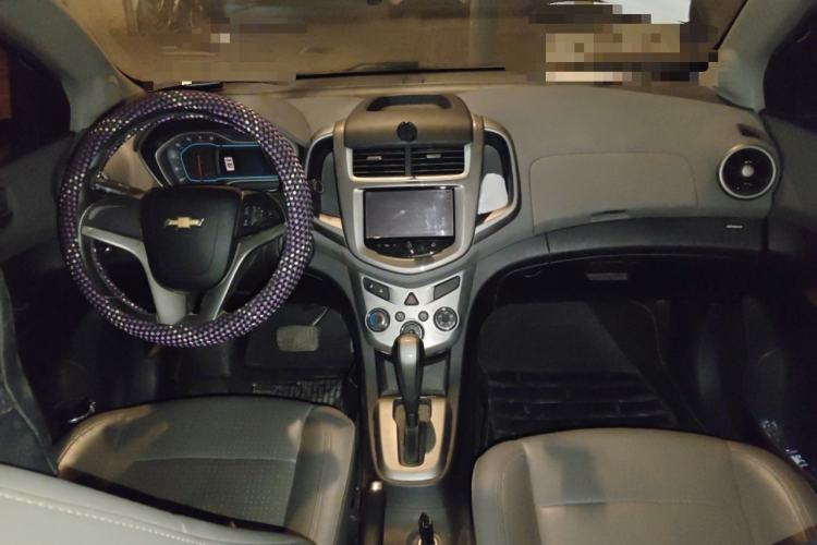 Used Chevrolet Aveo Sonic 2014 Sedan 1.6SX AT Fashion Edition Center Console