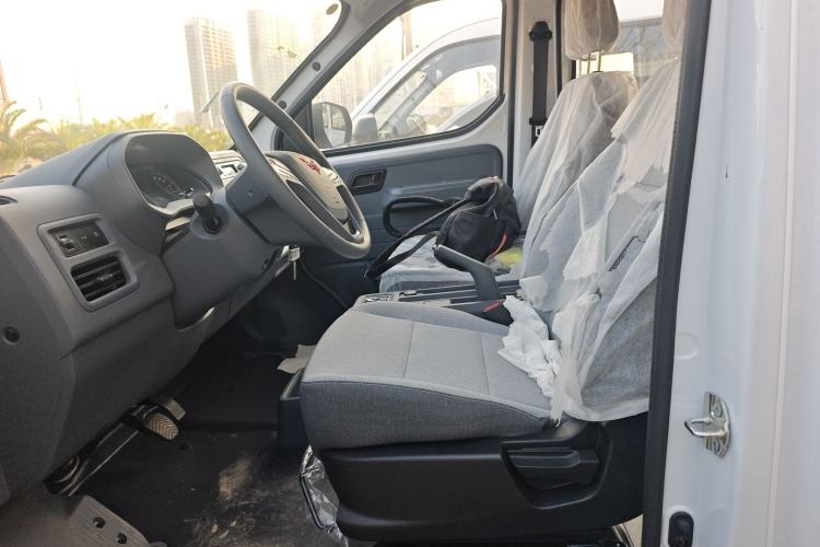 Used Wuling Yangguang 2024 300KM Comfort Version Passenger Van 75kW
