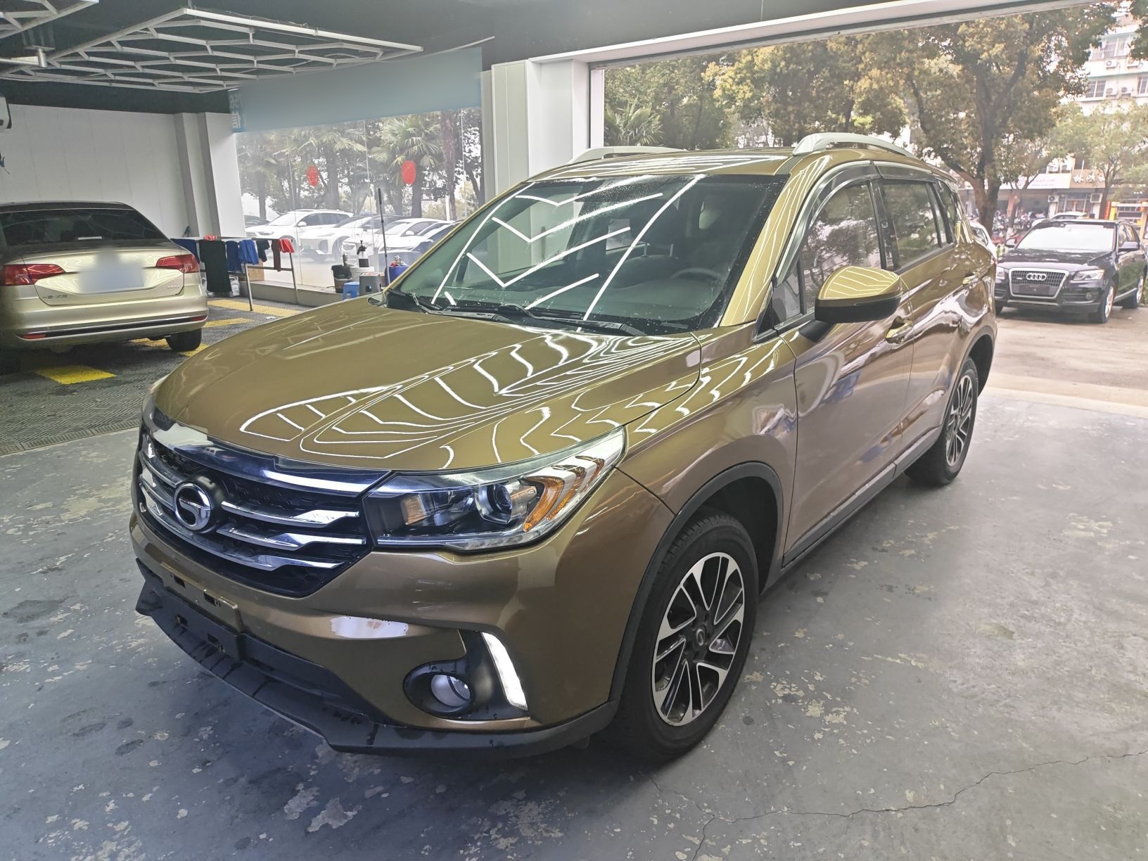 تحت مقدمة السيارة