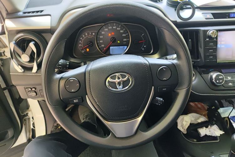 Used Toyota RAV4 2019 2.0L CVT Two-Wheel Drive Luxury Version China VI Standard
