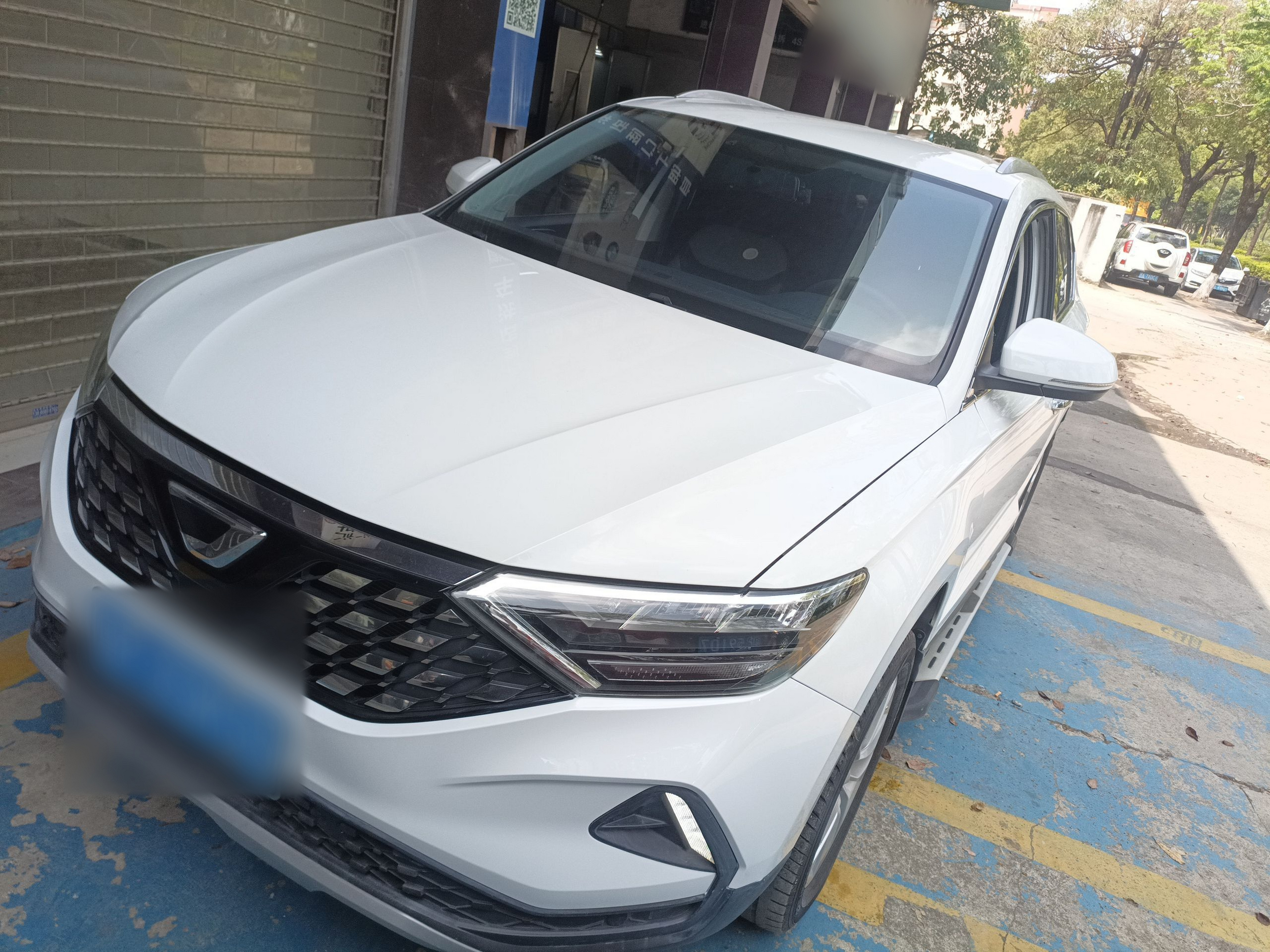 Под передней частью автомобиля