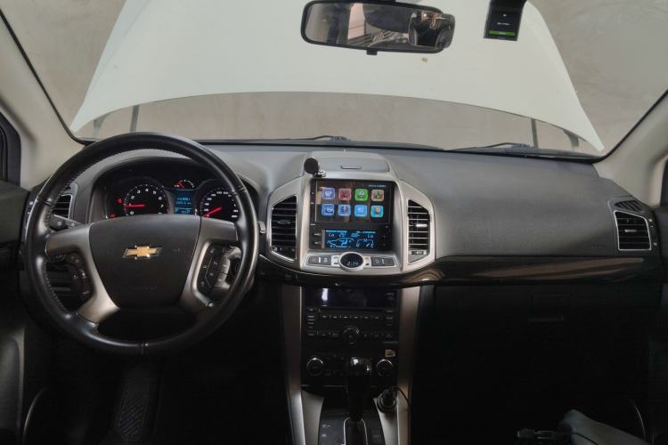 Used Chevrolet Captiva 2015 2.4L 4x4 Flagship Edition 7-Seater Center Console