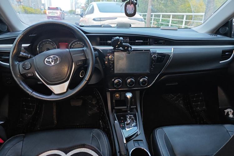 Used Toyota Corolla 2014 1.6L CVT GL-i Leather Edition Center Console