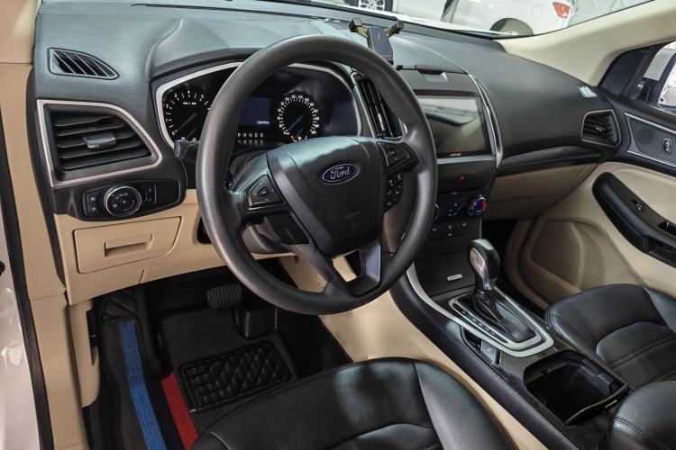 Used Ford Edge 2016 EcoBoost 245 Two-Wheel-Drive Titanium 5-Seater Interior 1