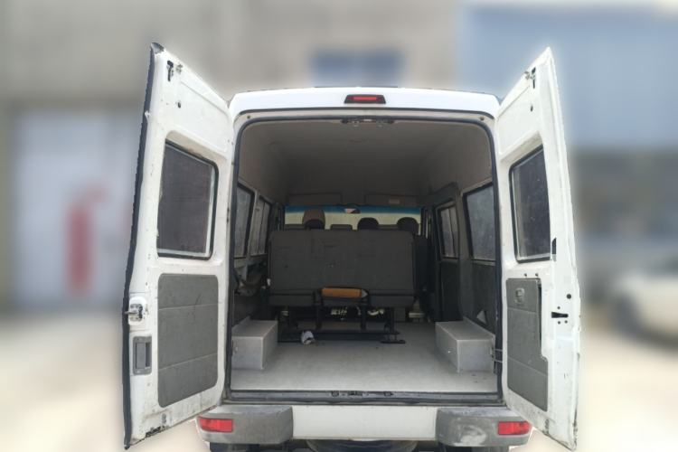 Used Iveco Daily 2017 2.5T A35 Passenger Van 5-7 Seats Model 47Z5 Trunk