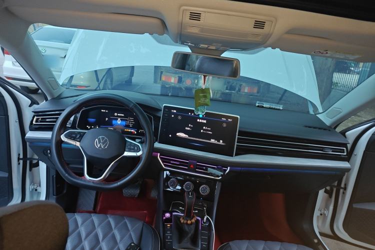 Used Volkswagen Sagitar 2025 Revised 300TSI DSG Excellence Edition Center Console