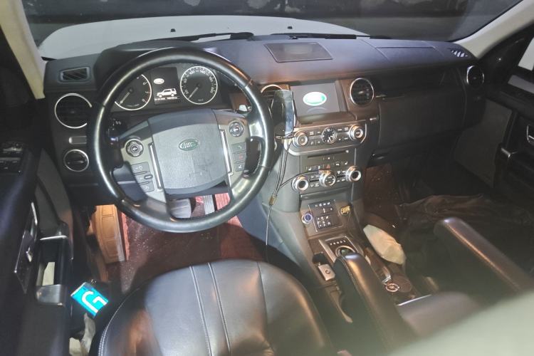 Used Land Rover Discovery 2016 3.0 SC Obsidian Black Heritage Edition HSE Center Console